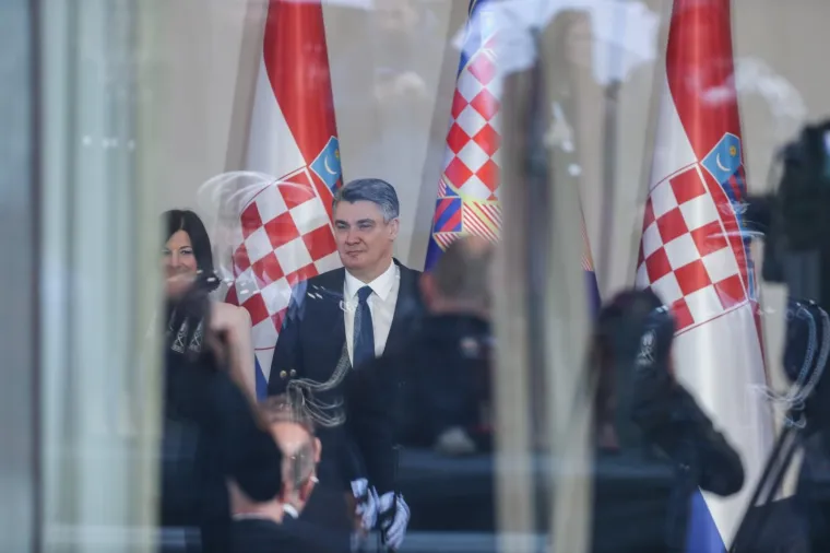 Zadnji dan predsjednice: Milanović poljupcem i cvijećem ispratio Grabar-Kitarović