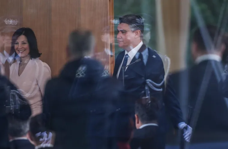Zadnji dan predsjednice: Milanović poljupcem i cvijećem ispratio Grabar-Kitarović