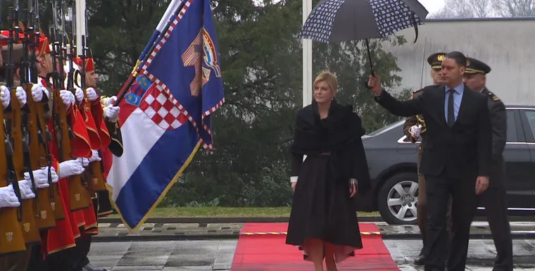 Igrala na sigurno: Biv&scaron;a predsjednica se u jednostavnoj crnoj haljini oprostila od Pantovčaka