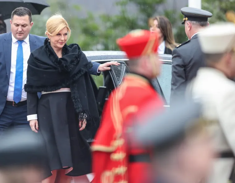 Igrala na sigurno: Biv&scaron;a predsjednica se u jednostavnoj crnoj haljini oprostila od Pantovčaka