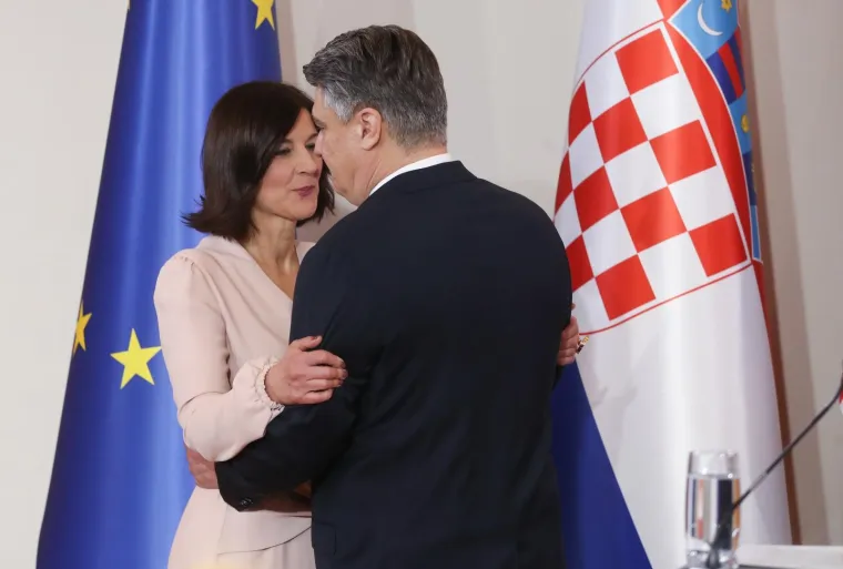 Prva dama blista u decentnoj ružičastoj kombinaciji: Iznenadit ćete se tko joj je šivao haljinu po mjeri