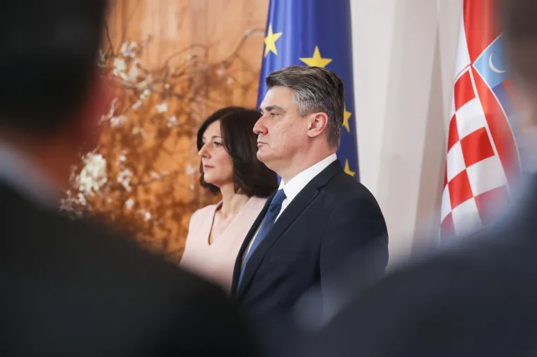 Prva dama blista u decentnoj ružičastoj kombinaciji: Iznenadit ćete se tko joj je &scaron;ivao haljinu po mjeri