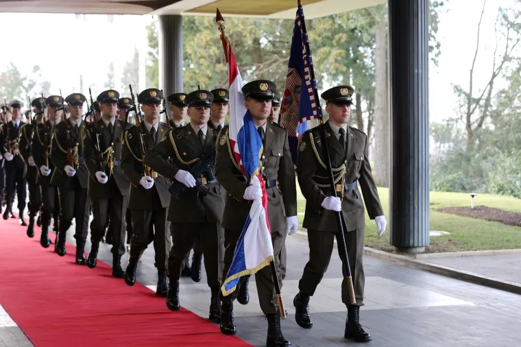 Milanović pozdravio Počasno-za&scaron;titnu bojnu
