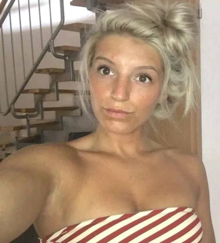 ZRAČNE SNAGE NAPADAJU: Kada ova plavuša skine svoju vojnu uniformu postane najopasnije oružje