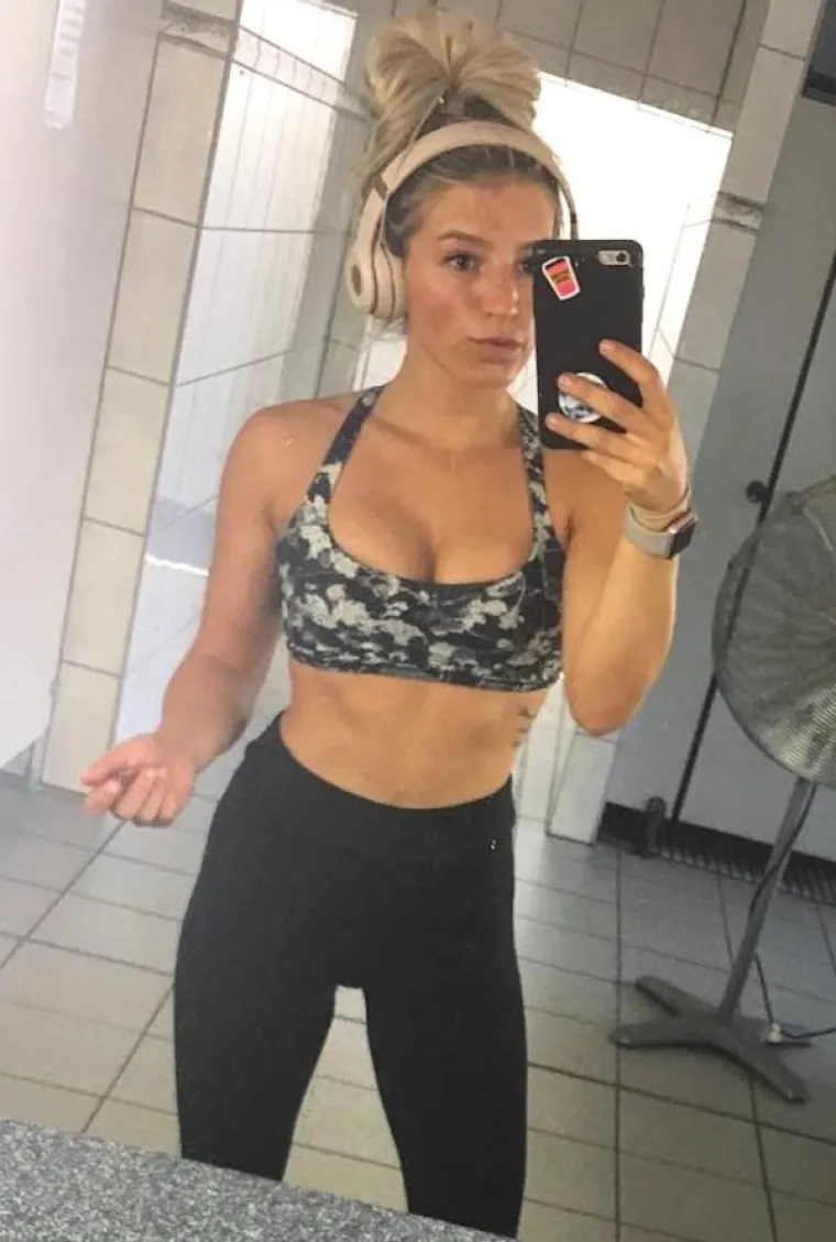 ZRAČNE SNAGE NAPADAJU: Kada ova plavuša skine svoju vojnu uniformu postane najopasnije oružje