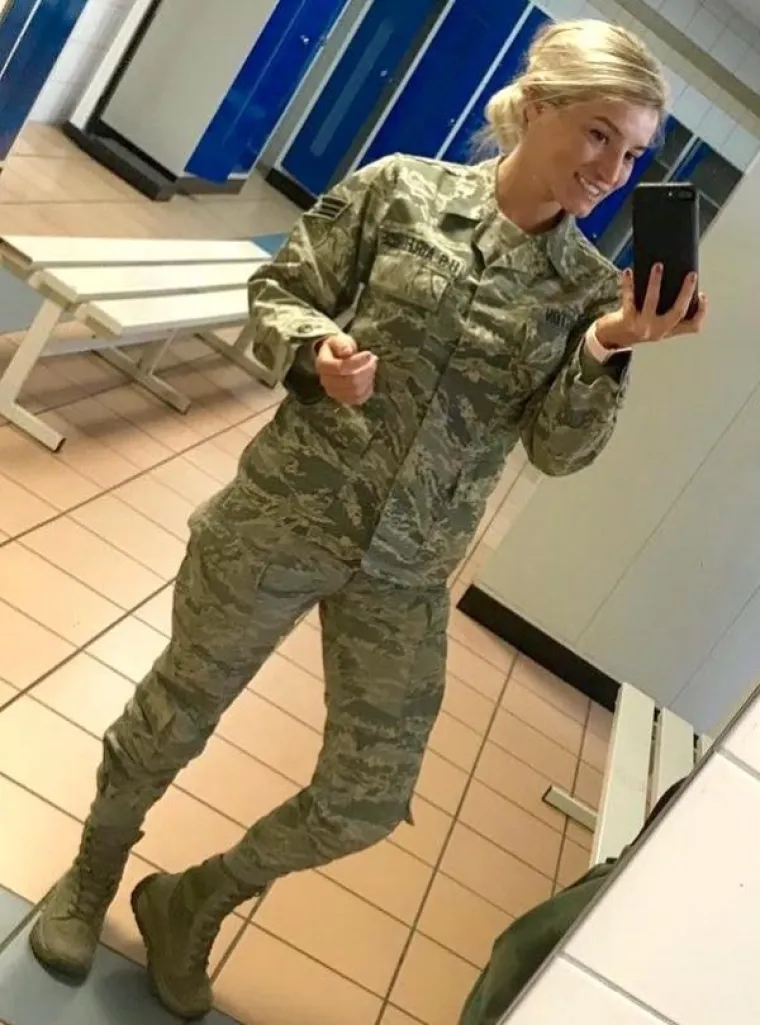 ZRAČNE SNAGE NAPADAJU: Kada ova plavuša skine svoju vojnu uniformu postane najopasnije oružje