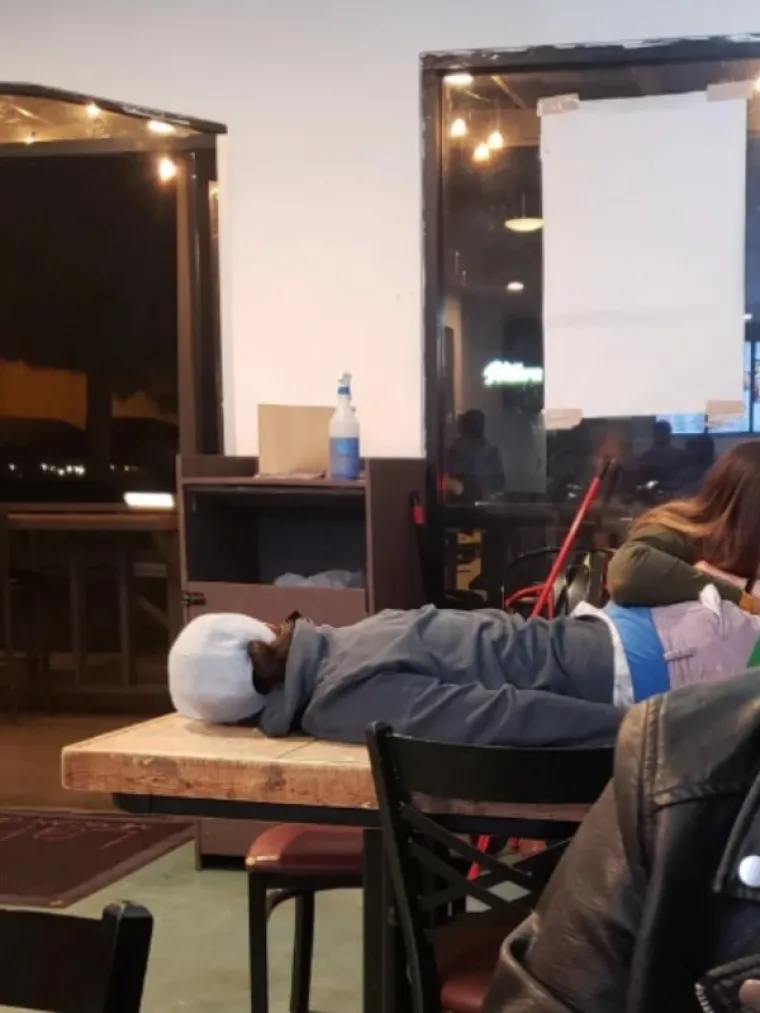 OVIM LJUDIMA TREBA ZABRANITI ULAZAK U SVE RESTORANE SVIJETA: Pa dajte ih pogledajte, kako ih nije sram?!