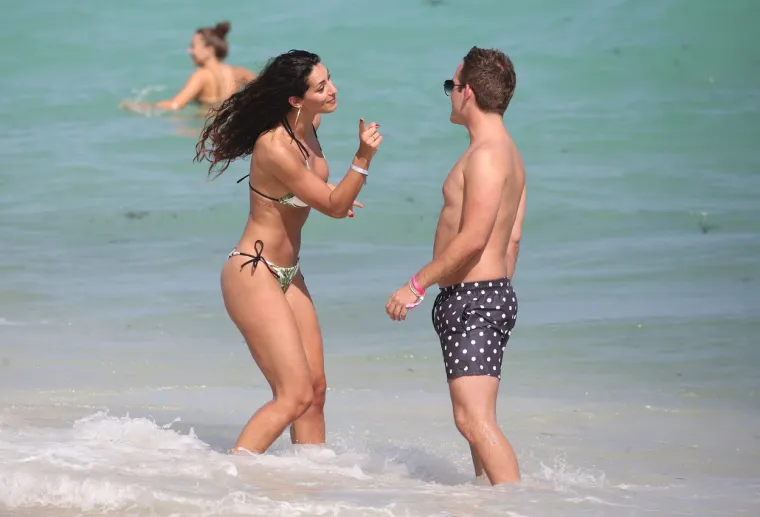 BOMBASTIČNA TALIJANKA PLIJENILA POGLEDE NA PLAŽI: U izazovnom bikiniju pokazala je duge noge i bujno poprsje