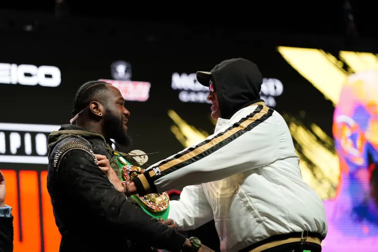 Krenulo je naguravanje, a kasnije i fizički obračun.