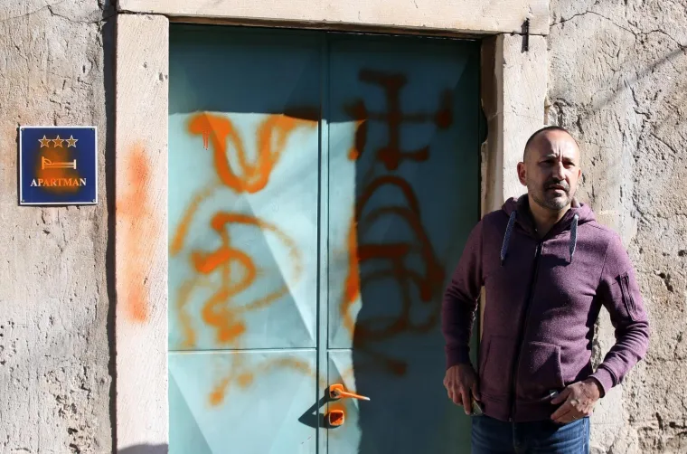 Na ulaznim vratima obiteljske kuće saborskog zastupnika Hrvoja Zekanovića, u Težačkoj ulici u Šibeniku iscrtani su grafiti, ustaški znak i kukasti križ.