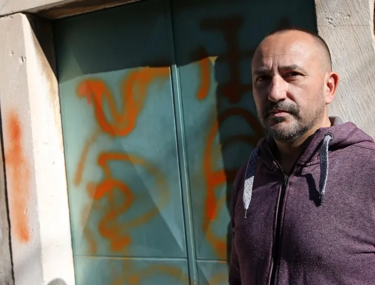OSVANULI GRAFITI NA ULAZNIM VRATIMA OBITELJSKE KUĆE HRVOJA ZEKANOVIĆA: Iscrtani su ustaški znak i kukasti križ