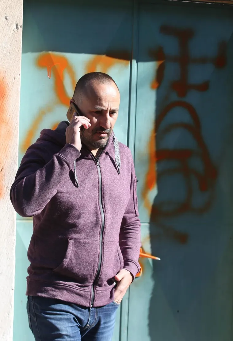 OSVANULI GRAFITI NA ULAZNIM VRATIMA OBITELJSKE KUĆE HRVOJA ZEKANOVIĆA: Iscrtani su ustaški znak i kukasti križ