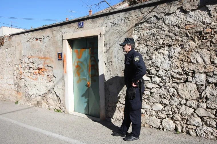 OSVANULI GRAFITI NA ULAZNIM VRATIMA OBITELJSKE KUĆE HRVOJA ZEKANOVIĆA: Iscrtani su ustaški znak i kukasti križ