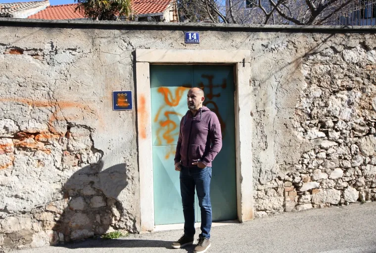 OSVANULI GRAFITI NA ULAZNIM VRATIMA OBITELJSKE KUĆE HRVOJA ZEKANOVIĆA: Iscrtani su ustaški znak i kukasti križ