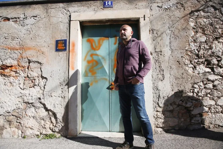 OSVANULI GRAFITI NA ULAZNIM VRATIMA OBITELJSKE KUĆE HRVOJA ZEKANOVIĆA: Iscrtani su ustaški znak i kukasti križ