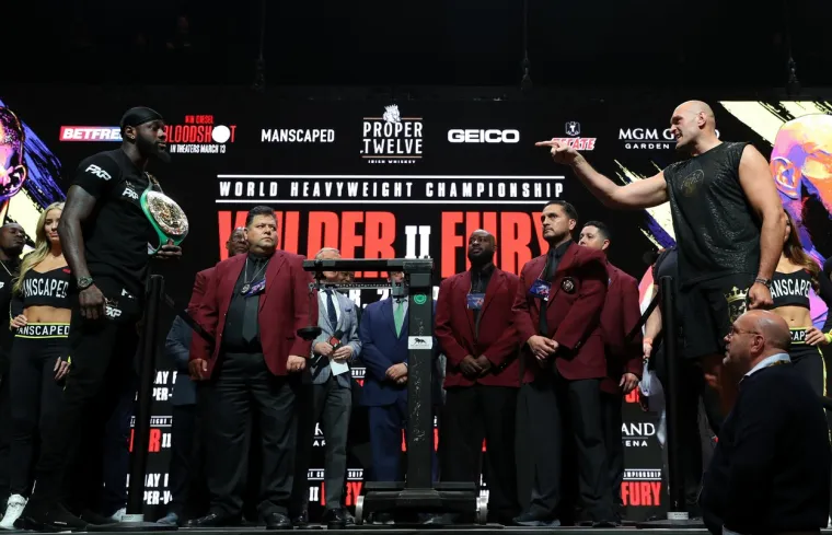 Tyson Fury i Deontay Wilder u noći sa subote na nedjelju razrije&scaron;it će nerije&scaron;ene račune iz prve borbe koja je zavr&scaron;ila remijem, a Wilder je zadržao svoju titulu.
Fury i Wilder prepucavali su se i vrijeđali se na konferenciji za medije uoči meča, a situacija nije bila ni&scaron;ta manje napeta niti na vaganju. 
Foto: Bradley Collyer / PA Images / Profimedia