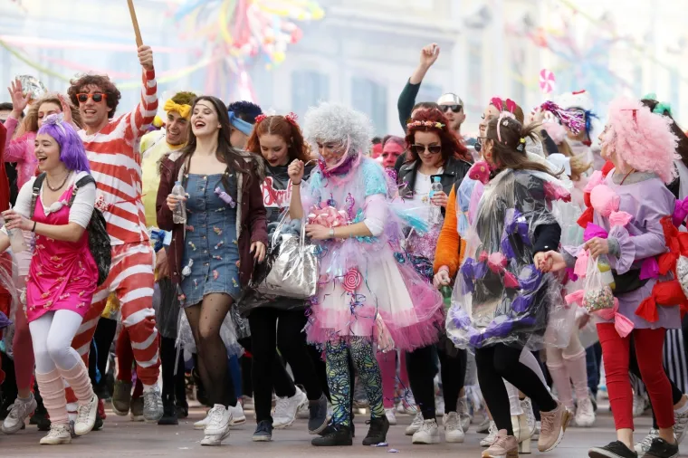 Riječka međunarodna povorka privukla vi&scaron;e od 11.000 ma&scaron;kara: Među njima i Vojko Obersnel kao Jovanka Broz