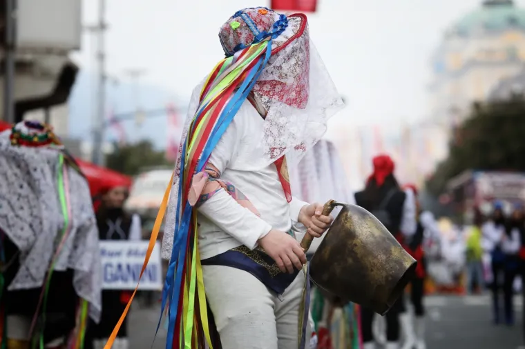 Riječka međunarodna povorka privukla vi&scaron;e od 11.000 ma&scaron;kara: Među njima i Vojko Obersnel kao Jovanka Broz