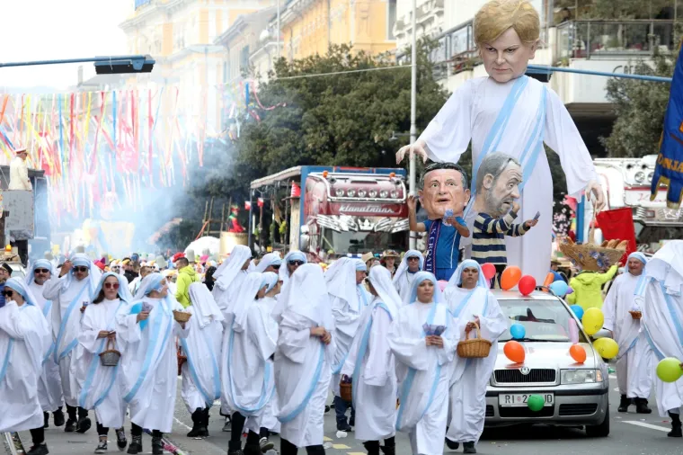 Riječka međunarodna povorka privukla vi&scaron;e od 11.000 ma&scaron;kara: Među njima i Vojko Obersnel kao Jovanka Broz