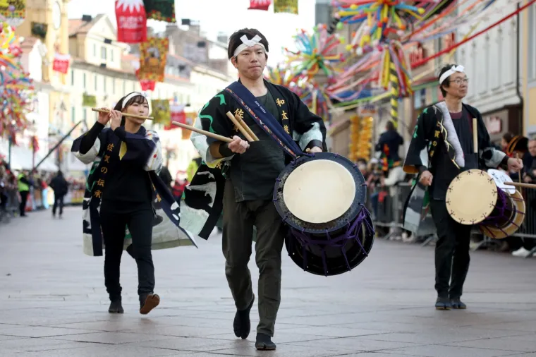 Riječka međunarodna povorka privukla vi&scaron;e od 11.000 ma&scaron;kara: Među njima i Vojko Obersnel kao Jovanka Broz