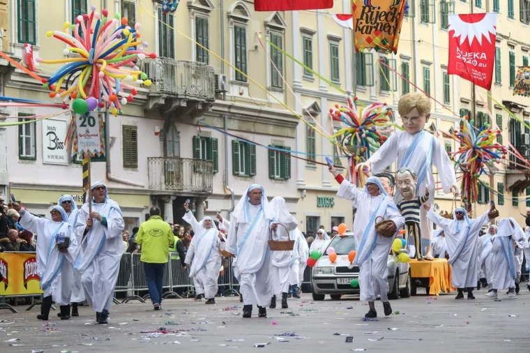 Riječka međunarodna povorka privukla vi&scaron;e od 11.000 ma&scaron;kara: Među njima i Vojko Obersnel kao Jovanka Broz