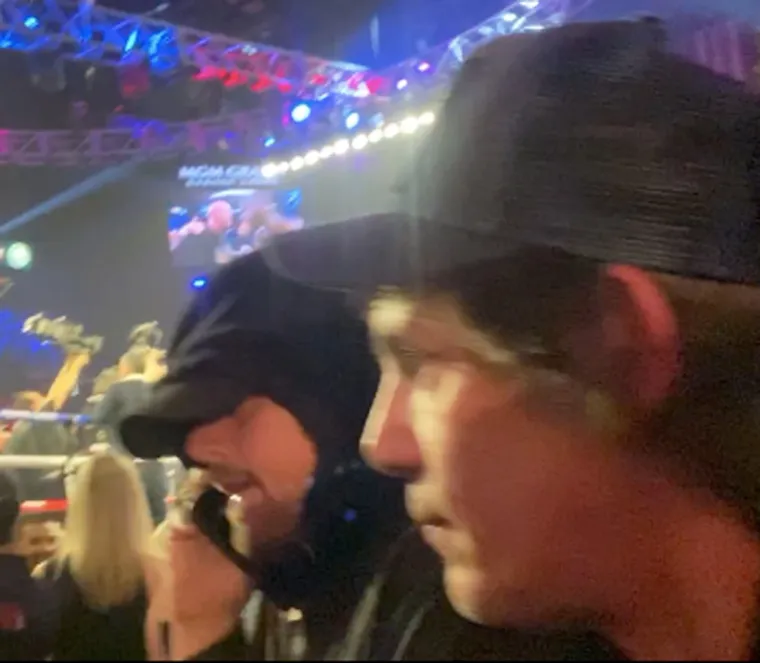 [FOTO] PAPARAZZI UOČILI HOLIVUDSKU ZVIJEZDU NA MEČU WILDER - FURY: Pokušao se sakriti, ali nije uspio; Nećete vjerovati što je radio