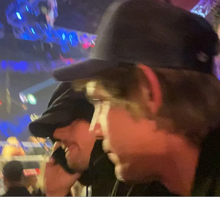 DiCaprio je meču prisustvovao u, kako to prenose američki mediji, 'super ingognito' izdanju i sjedio je uz ring zajedno s NFL zvijezdom, ovogodišnjeg osvajača Superbowlaas he sits ringside Patrick Mahomesom.