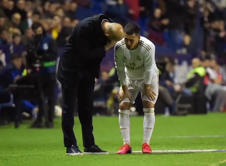 Belgijanac se tek vratio na teren posle tromjesečne stanke zbog ozljede zgloba, a u porazu protiv Levantea mu je napukla fibula desne noge.  Hazard će tako sigurno propustiti mečeve protiv Manchester Citya u Ligi prvaka i derbi protiv Barcelone u prvenstvu. Otkako je prošlo ljeto iz Chelseaja prešao u Real, Hazard je nastupio u svega 10 utakmica i postigao jedan gol.