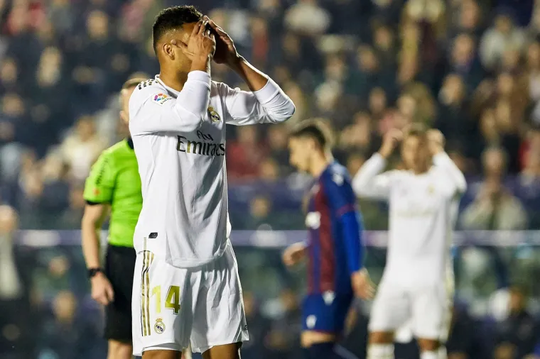 I u nedjelju je došla loša vijest na Santiago Bernabeu. Zvijezda Real Madrida Eden Hazard ozlijedio se na sinoćnjoj utakmici protiv Levantea i čeka ga dvomjesečna stanka, pišu španjolski mediji.