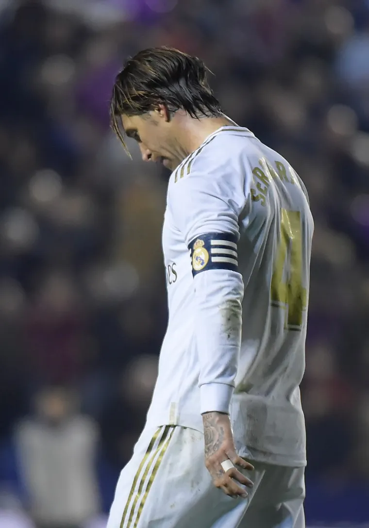 Nogometaši madridskog Reala propustili su jučer u Valenciji priliku vratiti se na vrh ljestvice španjolskog prvenstva, oni su u susretu 25. kola izgubili na gostovanju kod Levantea sa 0:1 (0:0).  Bio je to tek drugi prvenstveni poraz Reala u sezoni, a "priuštio" im ga je kapetan Levantea Jose Luis Morales fantastičnim udarcem u 79. minuti. Kapetan hrvatske nogometne reprezentacije Luka Modrić igrao je za Real do 81. minute, tijekom prvog poluvremena imao je nekoliko dobrih udaraca prema domaćem golu, ali svaki put je vratar Aitor Fernandez bio uspješniji.