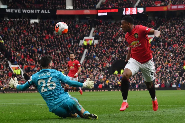 Lopta se odbila do Martiala, ali on je maestralno, tak mekano, prima u mrtvom kutu, okružen s golmanom i čak tri igrača suparnika. I onda se to dogodilo. Martial se sjajno rje&scaron;ava svih navedenih igrača oko sebe rolicom kojom ih sve &scaron;alje u prazno, a onda golmana i protivničke igrače prebacuje &scaron;mekerski potkopanom loptom. Old Trafford je nakon toga pao u ekstazu.