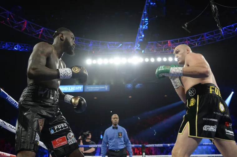 Britanski boksač Tyson Fury (31) osvojio je naslov svjetskog prvaka u te&scaron;koj kategoriji po WBC verziji nakon &scaron;to je noćas u Las Vegasu u MGM Grand Areni pred 17.000 gledatelja tehničkim nokautom u sedmoj rundi pobijedio branitelja naslova Amerikanca Deontayja Wildera (34).
U dugoočekivanom revan&scaron;u, nakon &scaron;to je njihov prvi dvoboj u prosincu 2018. zavr&scaron;io bez pobjednika, Fury je od početka dominirao. Sudac je dva puta morao brojati Wilderu, koji je bio u nokdaunu u trećoj i petoj rundi. Fury je posao zavr&scaron;io u sedmoj rundi, kada je serijom udaraca te&scaron;ko uzdrmao Wildera zbog čega je sudac prekinuo meč. Nakon toga Fury je mogao početi slaviti. I dalje je neporažen u profesionalnoj karijeri, sada ima 30 pobjeda i 1 neodlučeni ishod.
Foto: USA TODAY Network / ddp USA / Profimedia