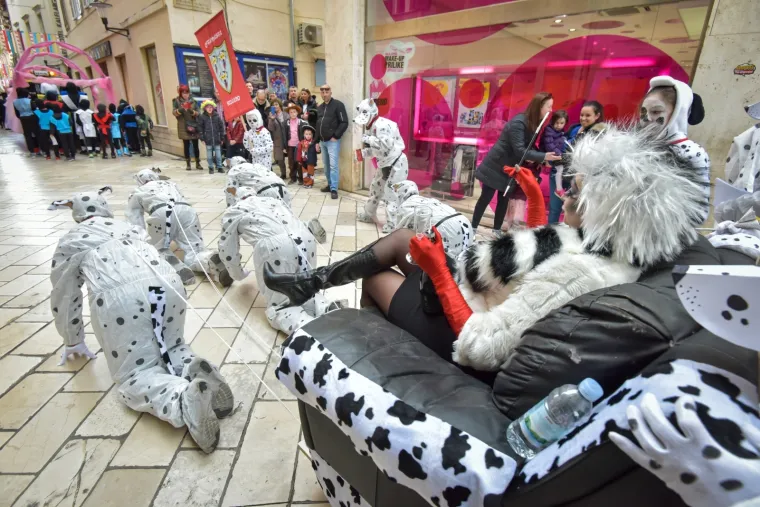 23.02.2020., Zadar - Velika karnevalska povorka pro&scaron;la je od Gradskih vrata prema Narodnom trgu gdje se odrzala prezentacija grupnih maski. 
Photo: Dino Stanin/PIXSELL