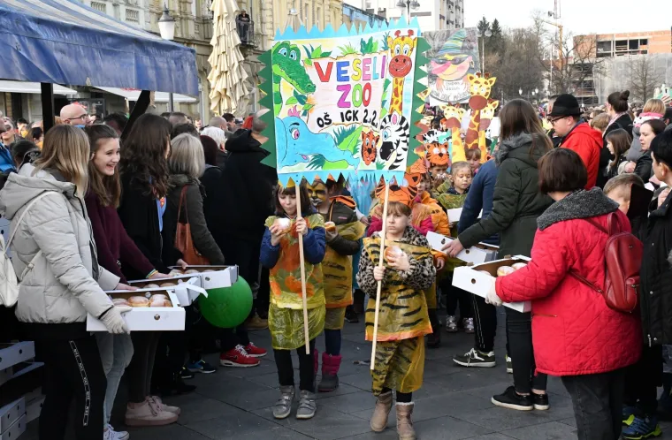 23.02.2019., Slavonski Brod - Vesela pokladna povorka maskiranih mali&scaron;ana pro&scaron;la je ulicama grada. Tradicionalne 24. Djecje pokladne svečanosti okupile su vi&scaron;e od tisuću djece &scaron;kolskog i pred&scaron;kolskog uzrasta. Pokladna povorka uz pratnju Gradske limene glazbe &bdquo;Željezničar&ldquo;, te mažoretkinja Brodskog plesnog studija &bdquo;Cascavela&ldquo; uputila se prema sredi&scaron;njem gradskom trgu gdje je priređen bogat program. 
Photo: Ivica Galovic/PIXSELL