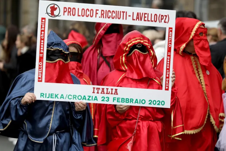 23.2.2020., Rijeka - Međunarodna karnevalska povorka kruna je karnevalskih svečanosti na Kvarneru, pa i &scaron;ire. Natjecanje u ma&scaron;tovitosti, duhovitosti i originalnosti, vatromet boja i oblika, rezultira paradom stotine alegorijskih kola, tisuća maski i nemjerljivog broja gledatelja iz zemlje i inozemstva. Otkako je u organizaciji Turisticke zajednice grada Rijeke prvi put održan 1982. godine, obnovljeni Rijecki karneval u najboljem je svjetlu nastavio visestoljetnu tradiciju maskaranja u primorskim krajevima Hrvatske i uzdignuo Grad na Rječini medu najznacajnije europske karnevalske gradove. Photo: Nel Pavletic/PIXSELL