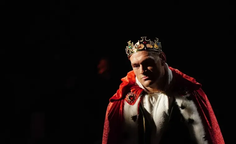 Fury je po drugi puta u karijeri postao svjetski prvak u te&scaron;koj kategoriji. Prvi puta to je ostvario u studenome 2015. godine kada je neočekivano dobio Vladimira Klička, koji je do tada držao naslove po WBA, IBF, WBO i IBO verziji. No, nakon toga Fury je zbog problema sa dopingom i konzumiranjem droga ostao bez titula, a u ring se je vratio u lipnju 2018. godine.
Foto: Dave Shopland/BPI / Shutterstock Editorial / Profimedia