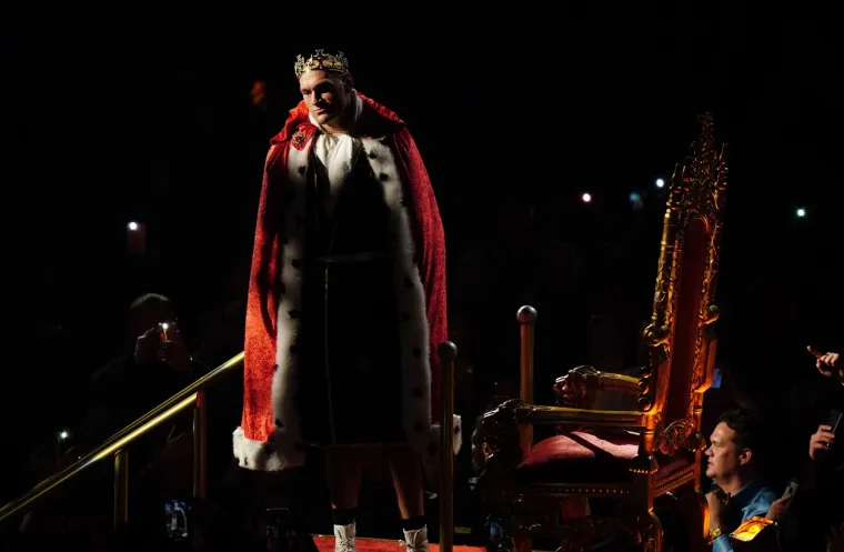 Britanski boksač Tyson Fury (31) osvojio je naslov svjetskog prvaka u te&scaron;koj kategoriji po WBC verziji nakon &scaron;to je noćas u Las Vegasu u MGM Grand Areni pred 17.000 gledatelja tehničkim nokautom u sedmoj rundi pobijedio branitelja naslova Amerikanca Deontayja Wildera (34).
Fury si je dao nadimak Kralj Cigana, a u ring je u&scaron;ao poput pravog cara, s krunom na glavi
Foto: Dave Shopland/BPI / Shutterstock Editorial / Profimedia