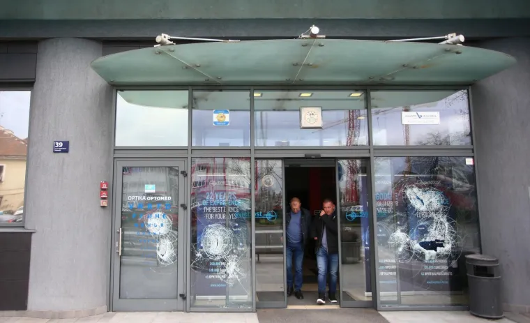 Razbijena stakla na klinici velikog me&scaron;tra hrvatskih masona, oftamologa Nikice Gabrića
