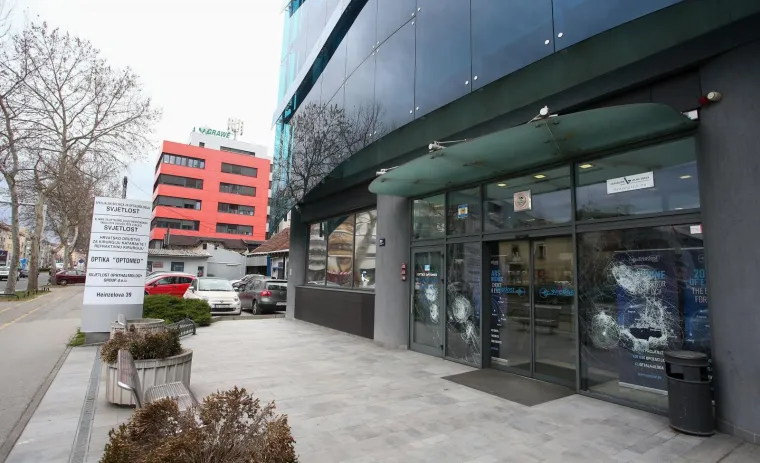 Razbijena stakla na klinici velikog me&scaron;tra hrvatskih masona, oftamologa Nikice Gabrića