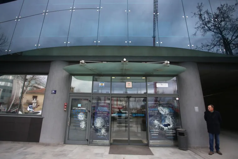 Razbijena stakla na klinici velikog me&scaron;tra hrvatskih masona, oftamologa Nikice Gabrića