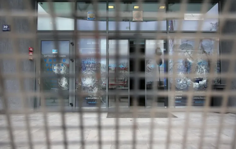 Razbijena stakla na klinici velikog me&scaron;tra hrvatskih masona, oftamologa Nikice Gabrića