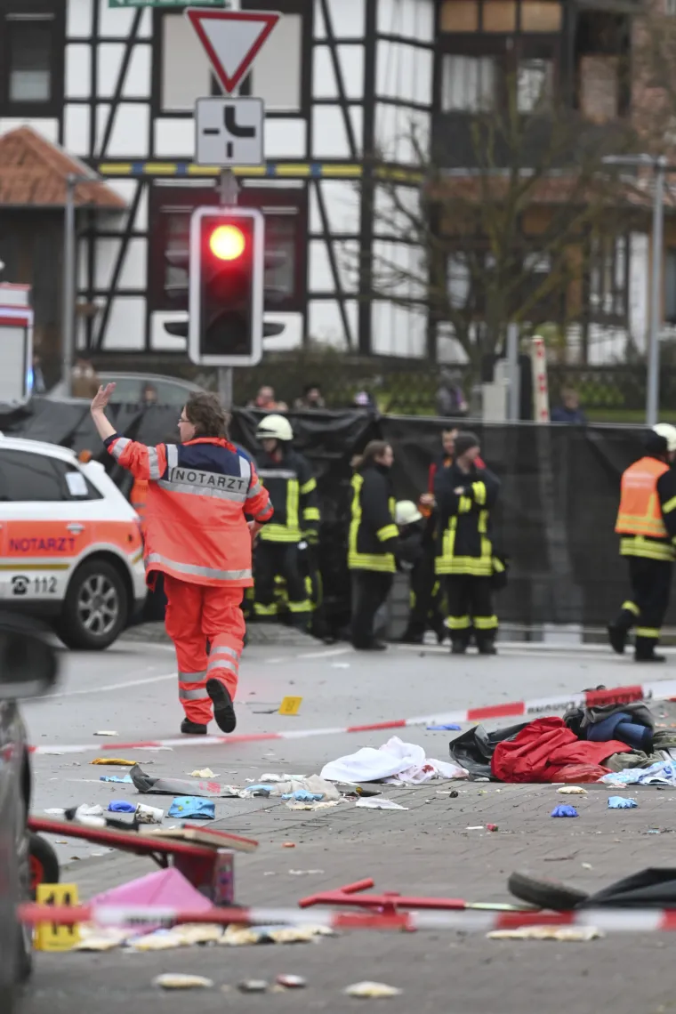 Automobilom se zaletio u karnevalsku povorku! Ozlijeđeno desetak osoba, među njima i djeca