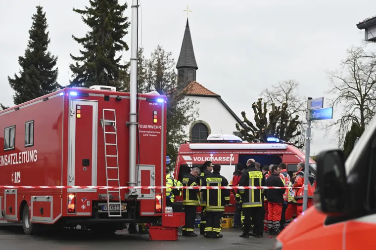 Automobilom se zaletio u karnevalsku povorku! Ozlijeđeno desetak osoba, među njima i djeca