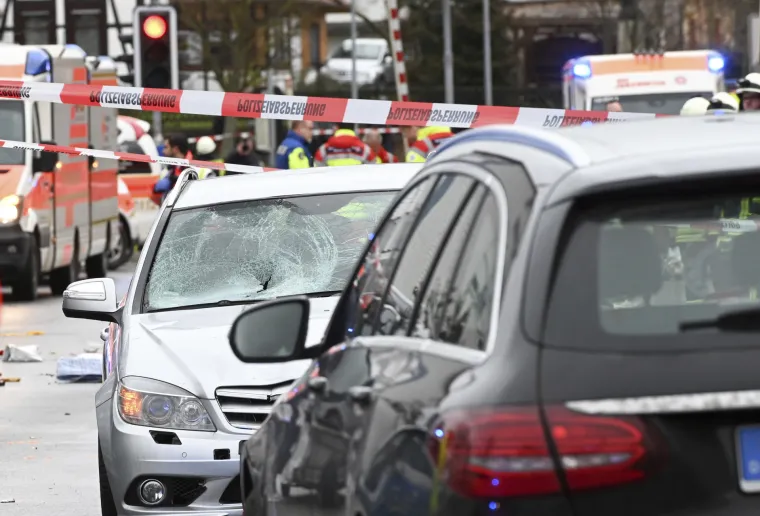 Automobilom se zaletio u karnevalsku povorku! Ozlijeđeno desetak osoba, među njima i djeca