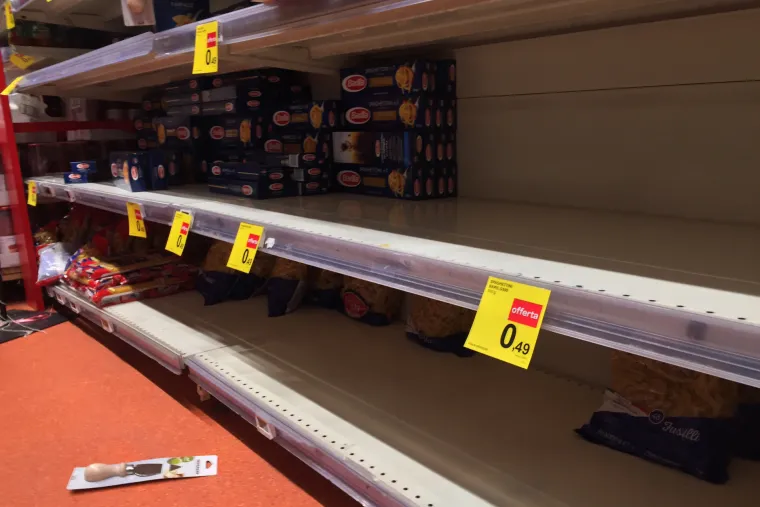 Građani zbog koronavirusa masovno odlaze u trgovačke centre kako bi se opskrbili zalihama hrane i ostalim potrep&scaron;tinama