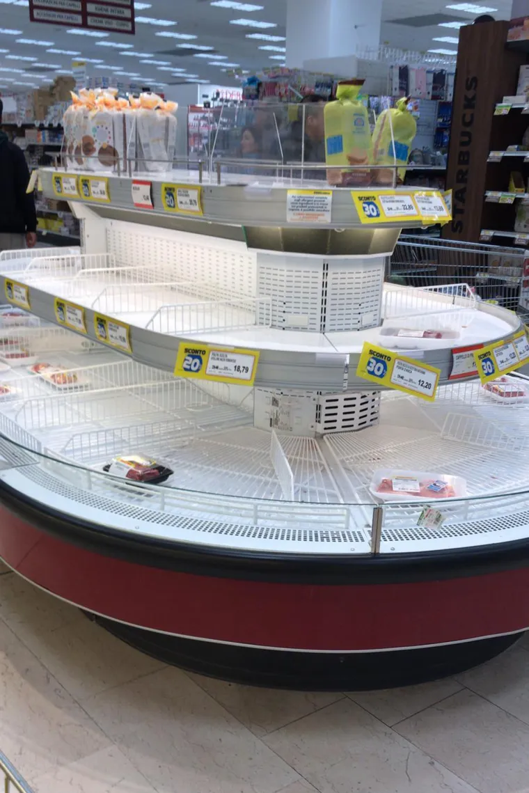 Građani zbog koronavirusa masovno odlaze u trgovačke centre kako bi se opskrbili zalihama hrane i ostalim potrep&scaron;tinama