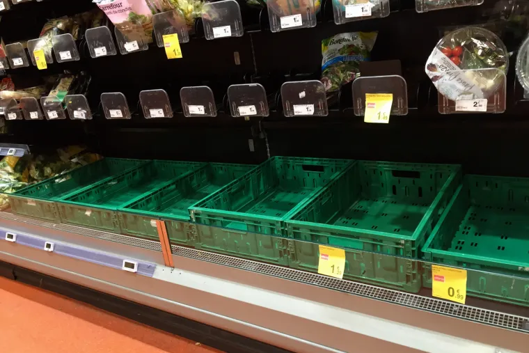 Građani zbog koronavirusa masovno odlaze u trgovačke centre kako bi se opskrbili zalihama hrane i ostalim potrep&scaron;tinama