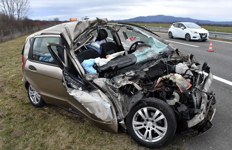U Starom Petrovom Selu na autocesti udario autom u vojni kamion i poginuo