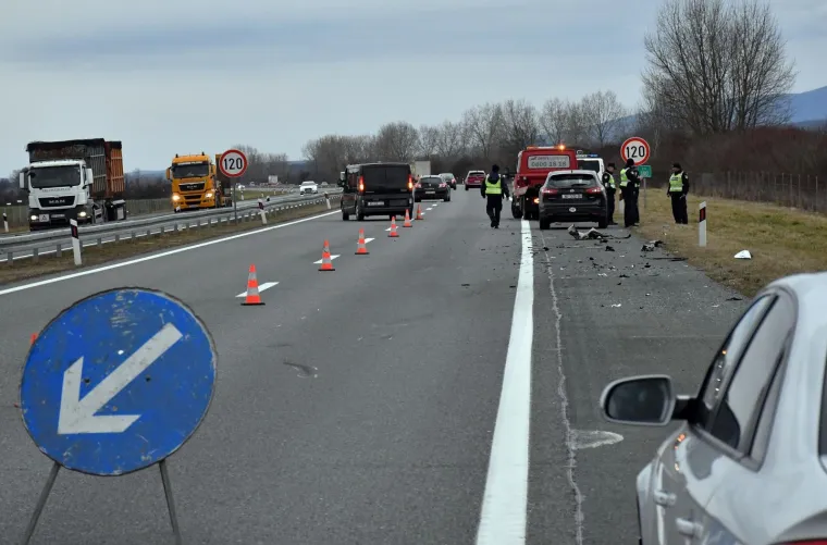 U Starom Petrovom Selu na autocesti udario autom u vojni kamion i poginuo