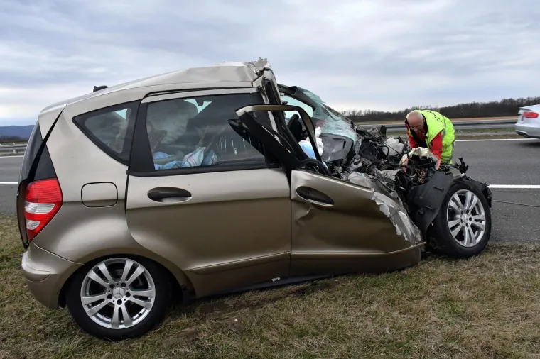 U Starom Petrovom Selu na autocesti udario autom u vojni kamion i poginuo